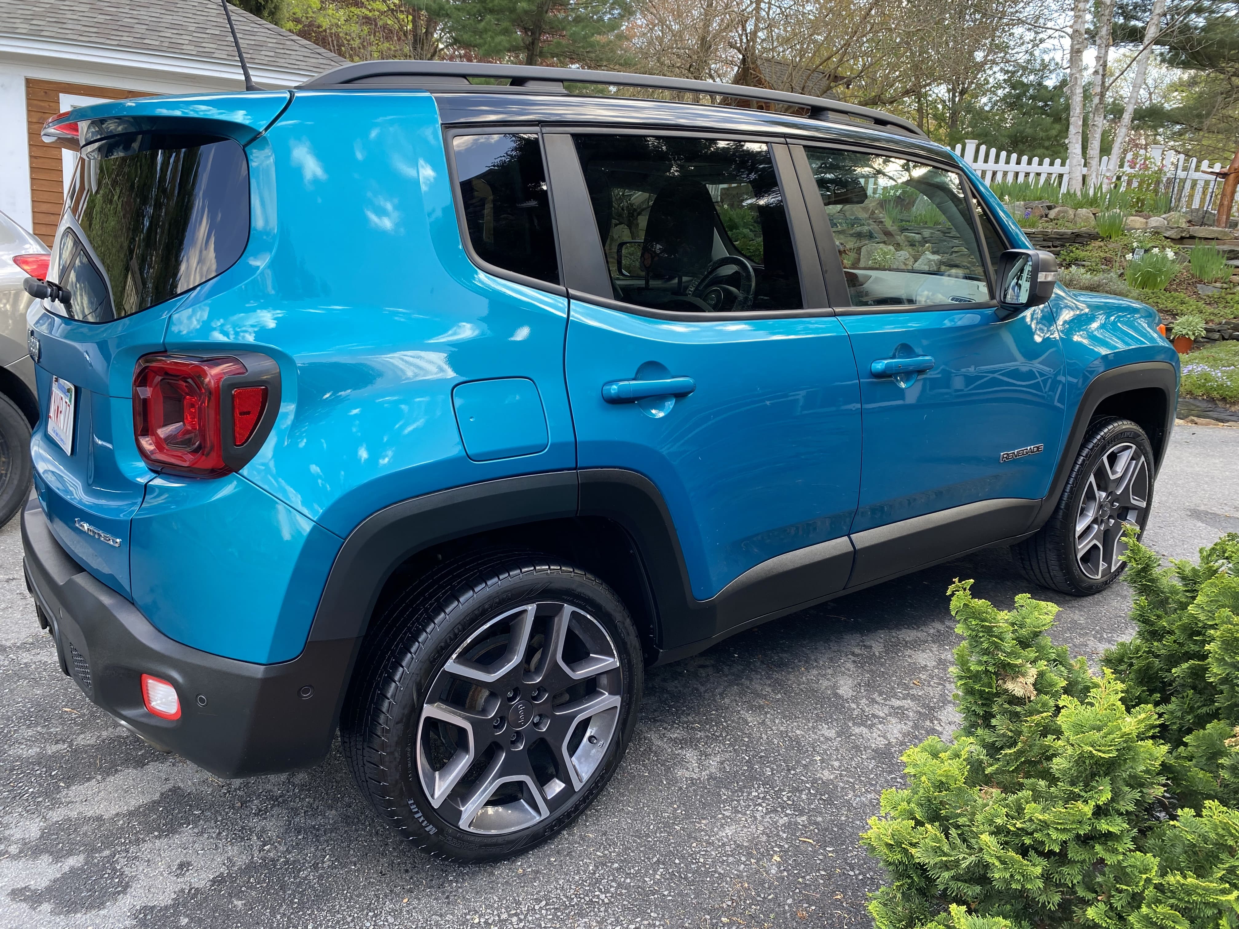 Detailed vehicle photo 1